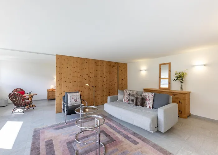 Appartamento In A Sunny Location In Samedan